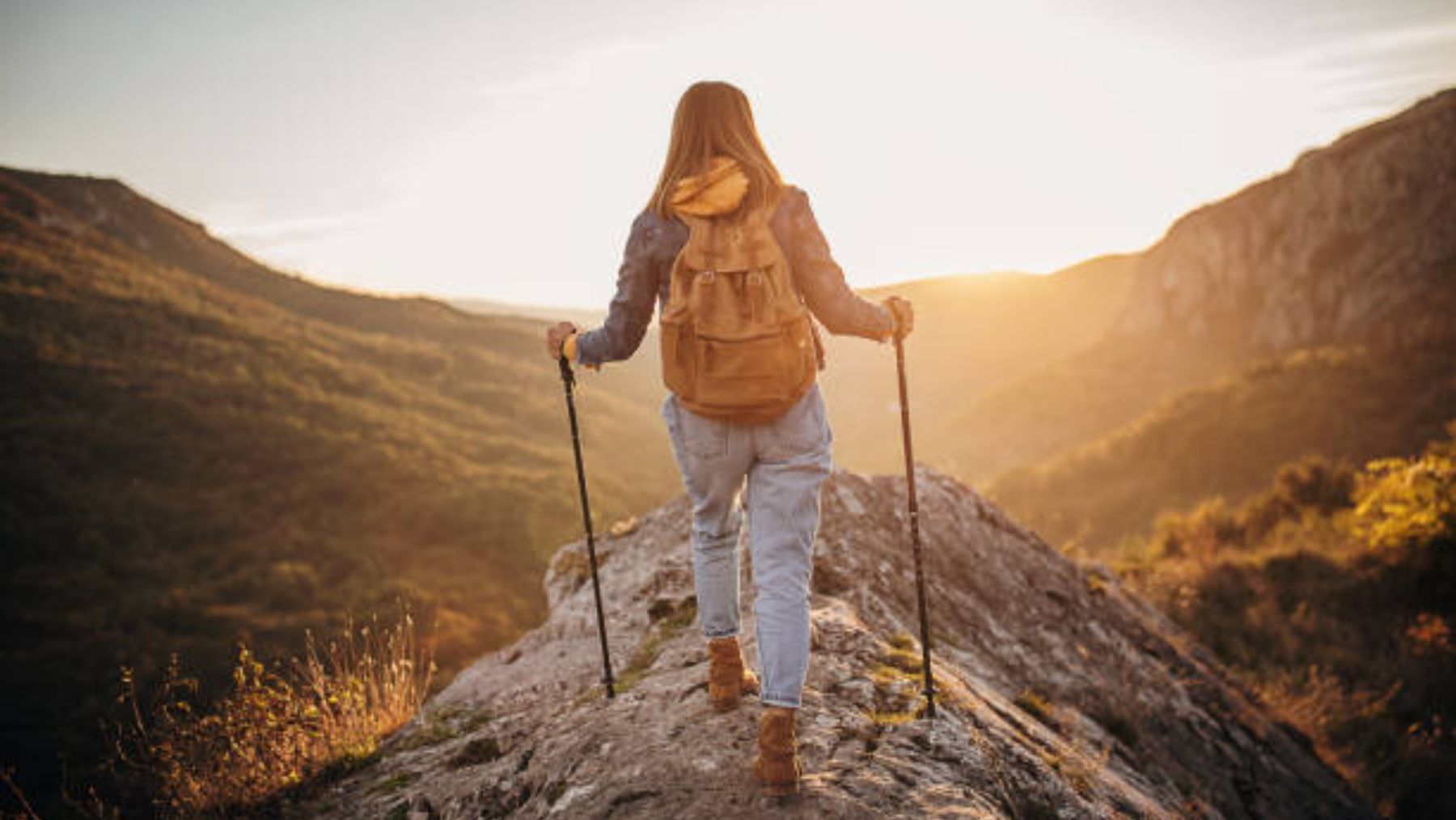 Esto es lo que pasa cuando usas bastones de trekking en tus caminatas por la montaña