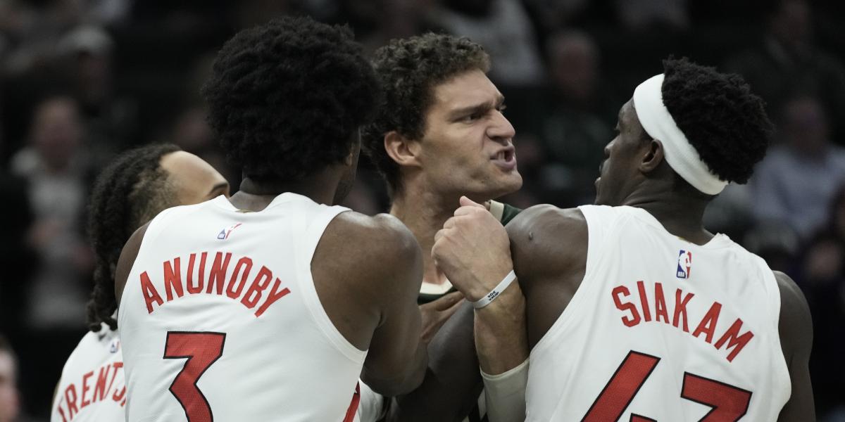 Expulsado por quitarle la cinta a un rival: curiosa tangana en el Bucks-Raptors