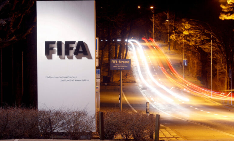 FIFA limitará comisiones de transferencia en amplia modificación a sus normas