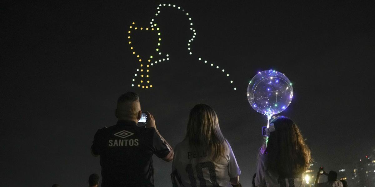 Fin de año con Pelé muy presente en el cielo de Santos