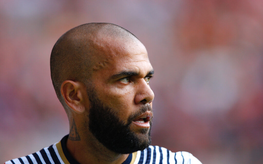 Fiscalía pide prisión preventiva sin fianza para Alves por agresión sexual