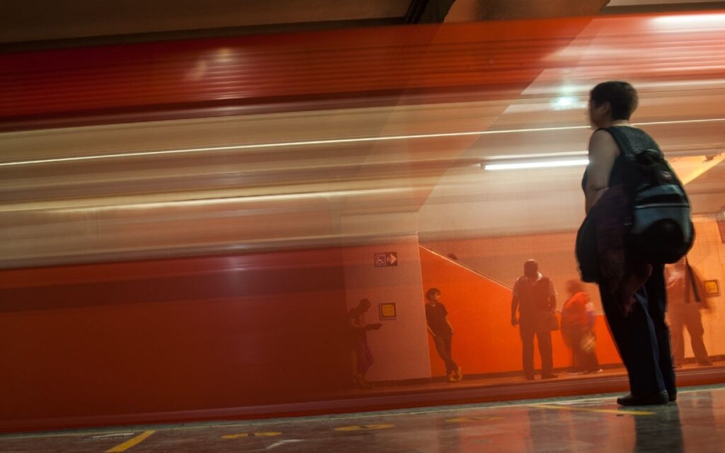 'Fue un accidente'; Mujer acusada de sabotaje por tirar aspas a vías del Metro da su versión