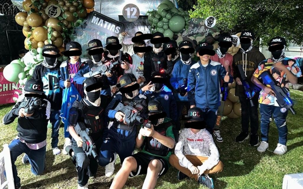 Futbolista de Cruz Azul organiza fiesta a su hijo con temática de narcos