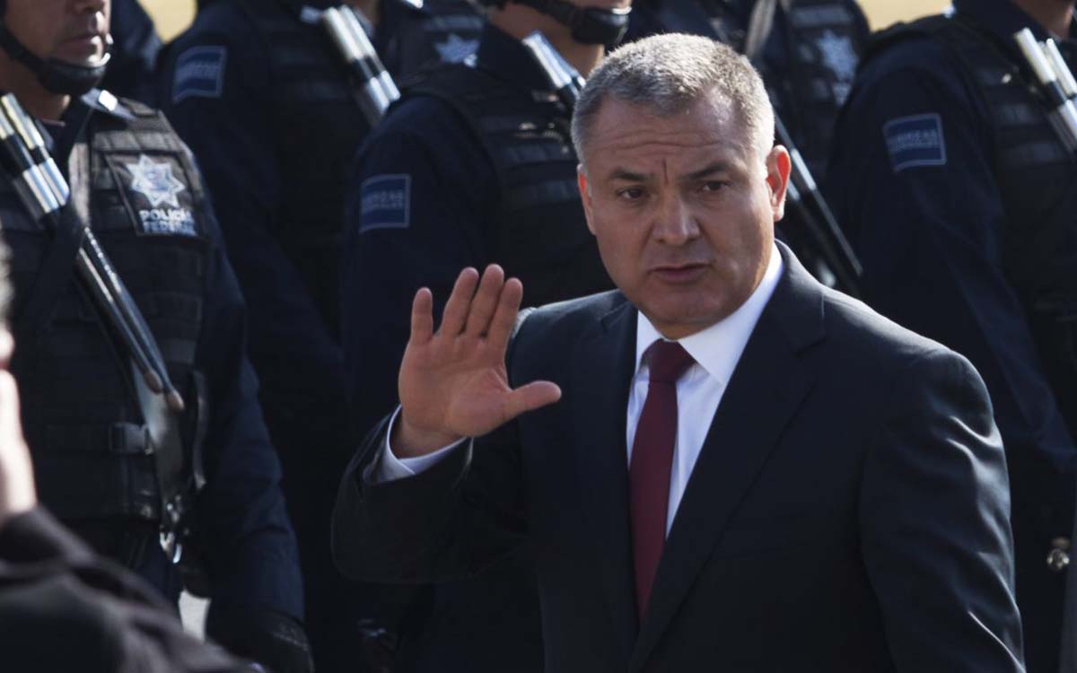 García Luna comparece con semblante serio en la selección del jurado