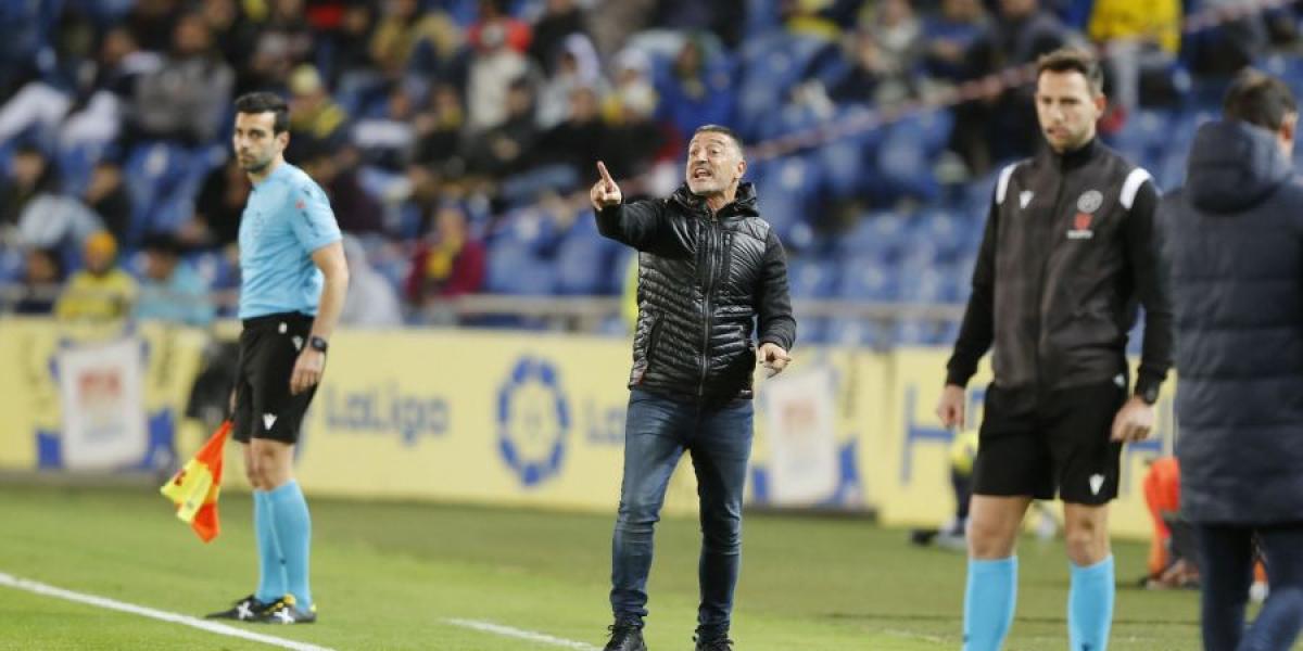 García Pimienta: "Teníamos muchas ganas de dedicarle esta victoria a la afición"