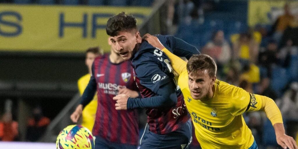 Gol extraño y liderato para Las Palmas