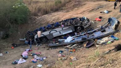 Hay solo 1 turista identificado entre los 15 muertos por volcadura de autobús en Nayarit