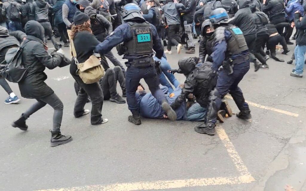 Hombre acusa que perdió un testículo por bastonazo de policía francés