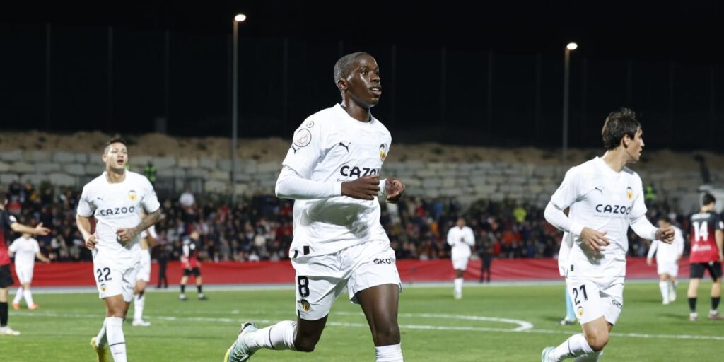 Ilaix, en la medular del Valencia; Sobrino y Choco Lozano, en el ataque del Cádiz