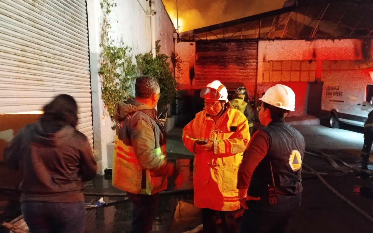 Incendio en Industrial Vallejo consume una bodega, hay saldo blanco
