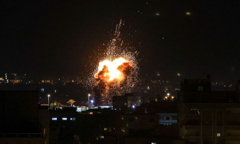 Israel bombardea Gaza y milicianos palestinos lanzan cohetes tras la letal redada en Cisjordania