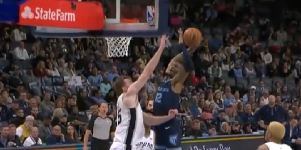 Ja Morant, de 1,88, salta por encima...¡de un pívot de 2,16!