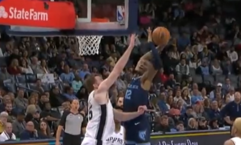 Ja Morant, de 1,88, salta por encima...¡de un pívot de 2,16!