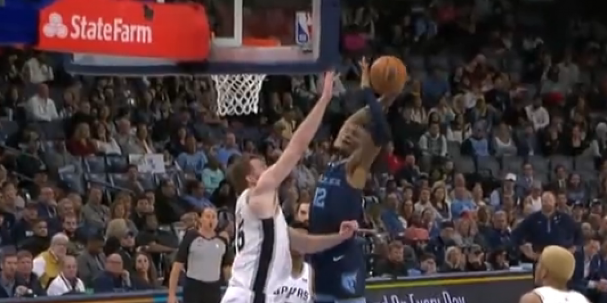 Ja Morant, de 1,88, salta por encima...¡de un pívot de 2,16!