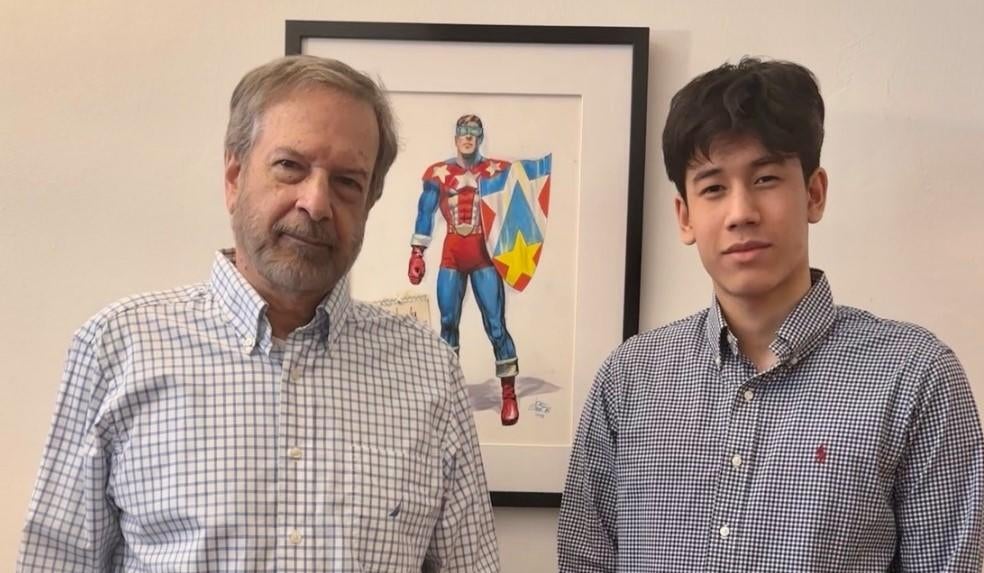 Jesse Simon, nieto del cocreador del Capitán América, da vida a un nuevo superhéroe que lanza escudos