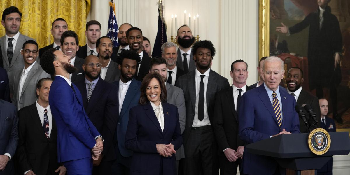 Joe Biden se olvida del nombre de Klay Thompson delante suyo