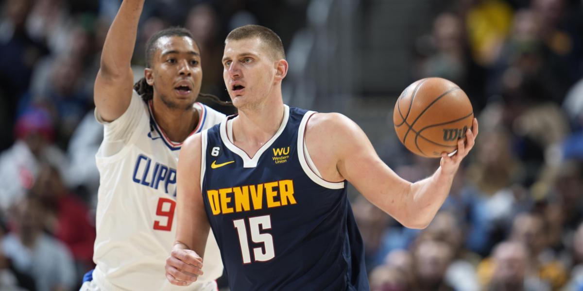 Jokic se toma un día relajado ante unos pobres Clippers