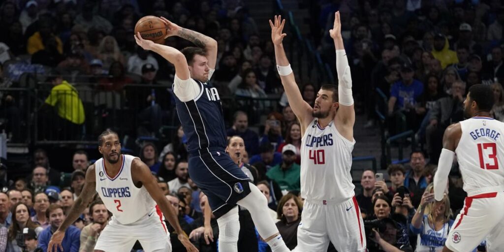 Kawhi hurga en la herida de Doncic y los Mavericks