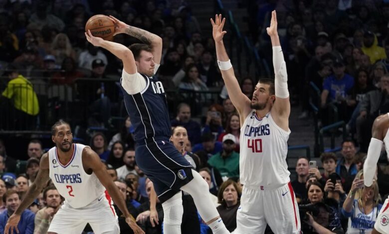 Kawhi hurga en la herida de Doncic y los Mavericks