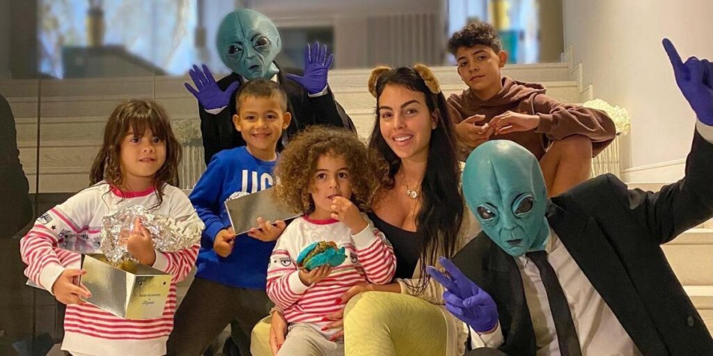 La burger azul de Rauw Alejandro que ha revolucionado a los famosos en Madrid