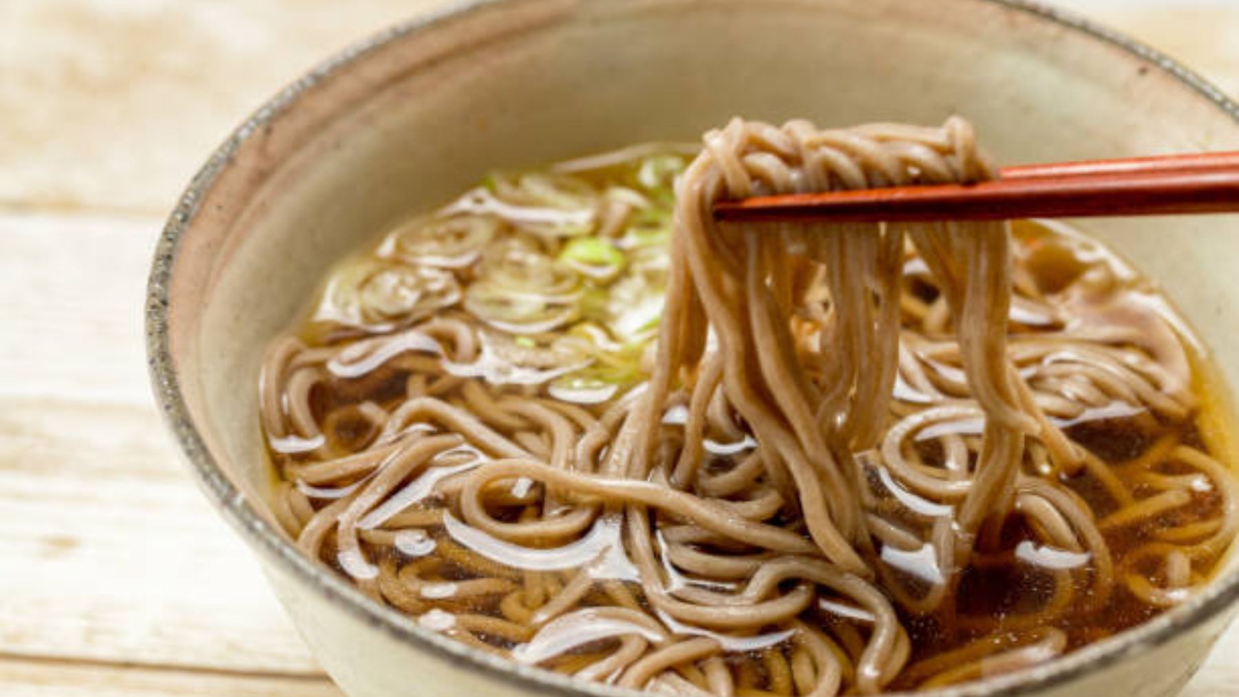 La curiosa razón por la que debes sorber los fideos soba, no masticarlos
