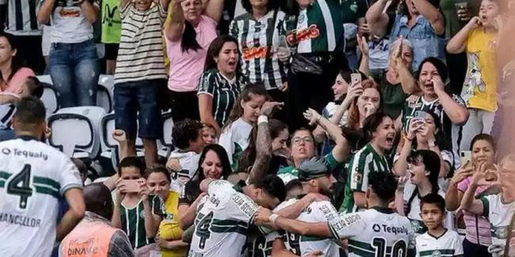 La historia que da la vuelta al mundo: solo mujeres y niños en las gradas