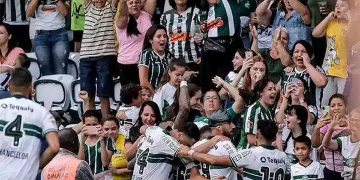 La historia que da la vuelta al mundo: solo mujeres y niños en las gradas