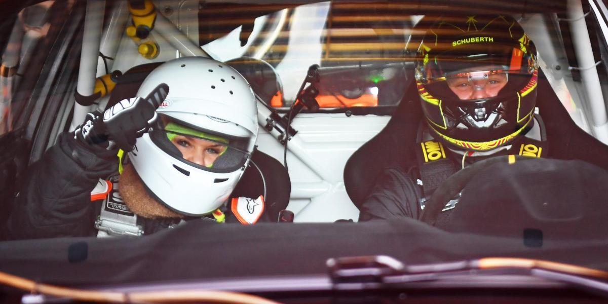 La imagen del día: Mick Schumacher compite con su madre Corinna de 'copi'