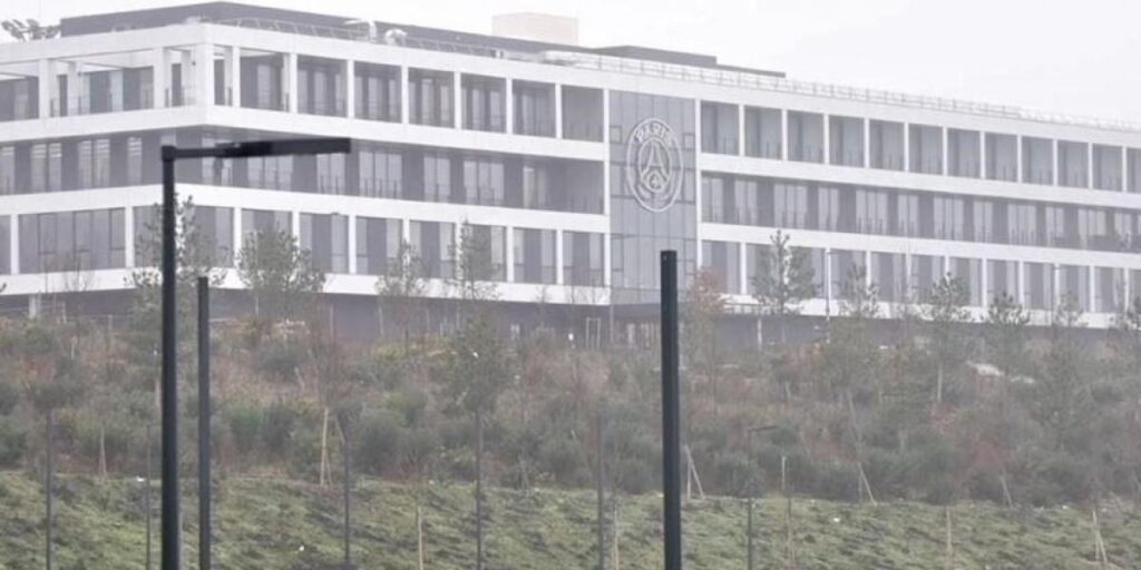 La plantilla del PSG visita las obras de la que será su nueva casa