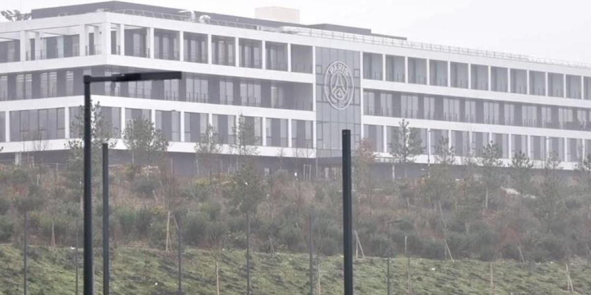 La plantilla del PSG visita las obras de la que será su nueva casa