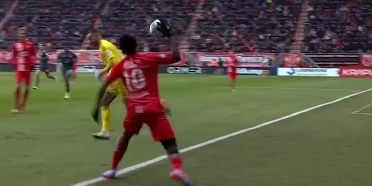 La polémica pillería del guardameta del Feyenoord que hizo perder los papeles a un rival