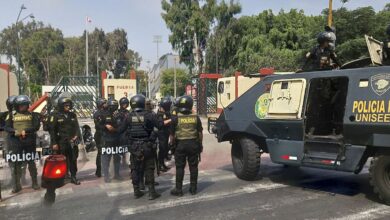 La policía peruana entra en la principal universidad de Lima para detener a los manifestantes acampados