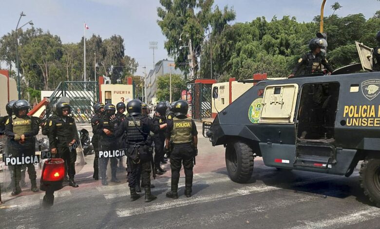 La policía peruana entra en la principal universidad de Lima para detener a los manifestantes acampados