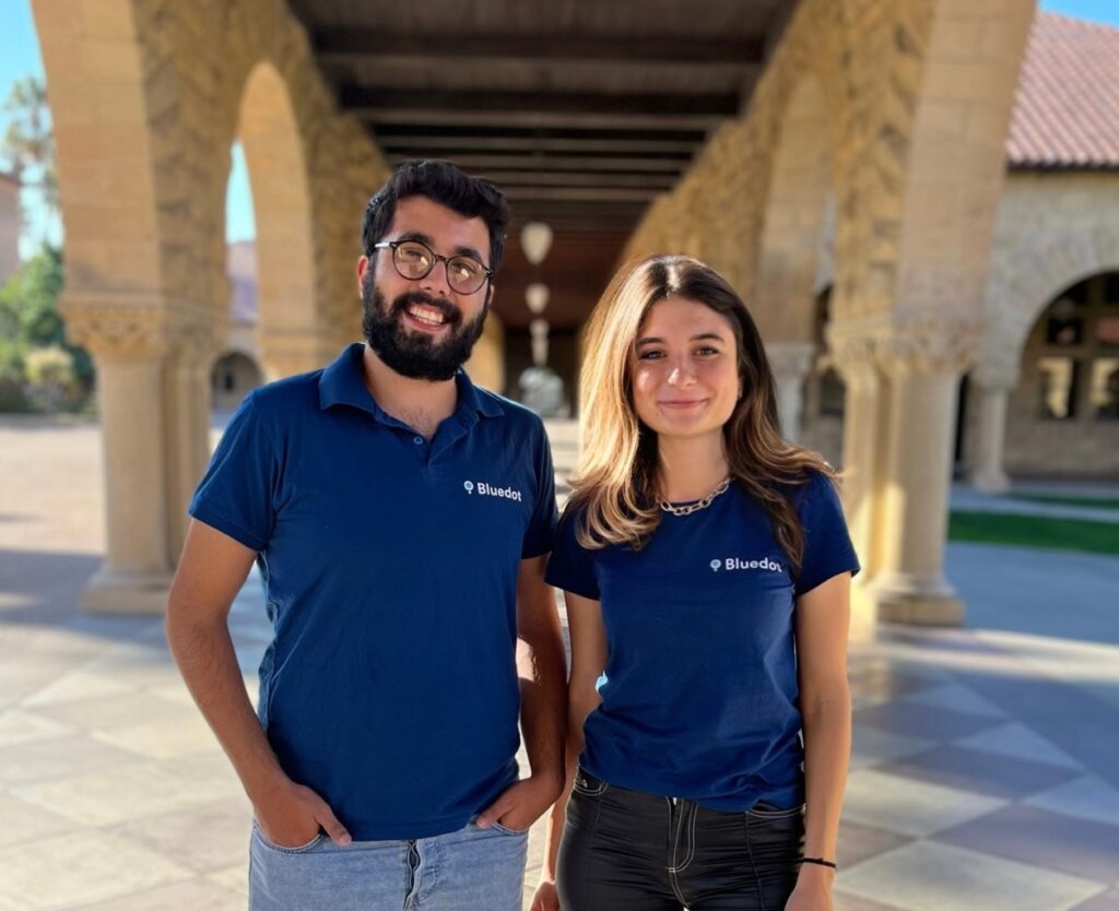 La tarjeta de débito de Bluedot para propietarios de vehículos eléctricos ofrece recargas más baratas y devolución de efectivo