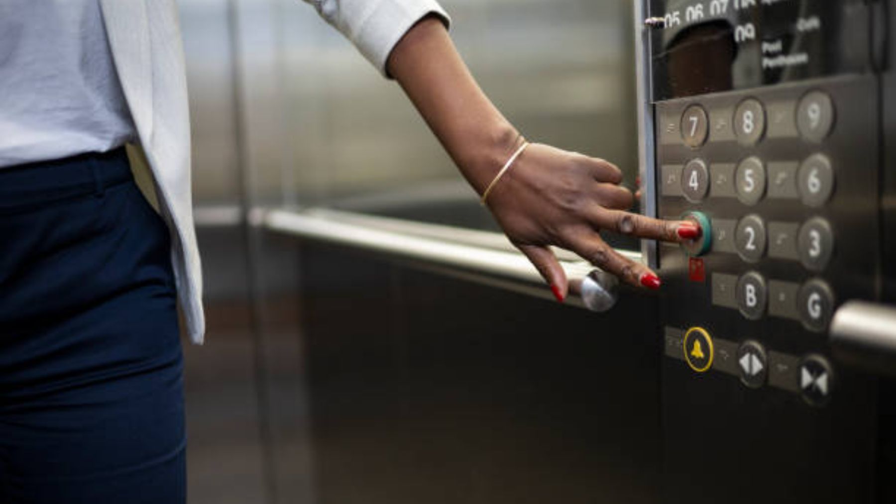 La verdadera, y sorprendente razón, por la que los ascensores tienen espejos