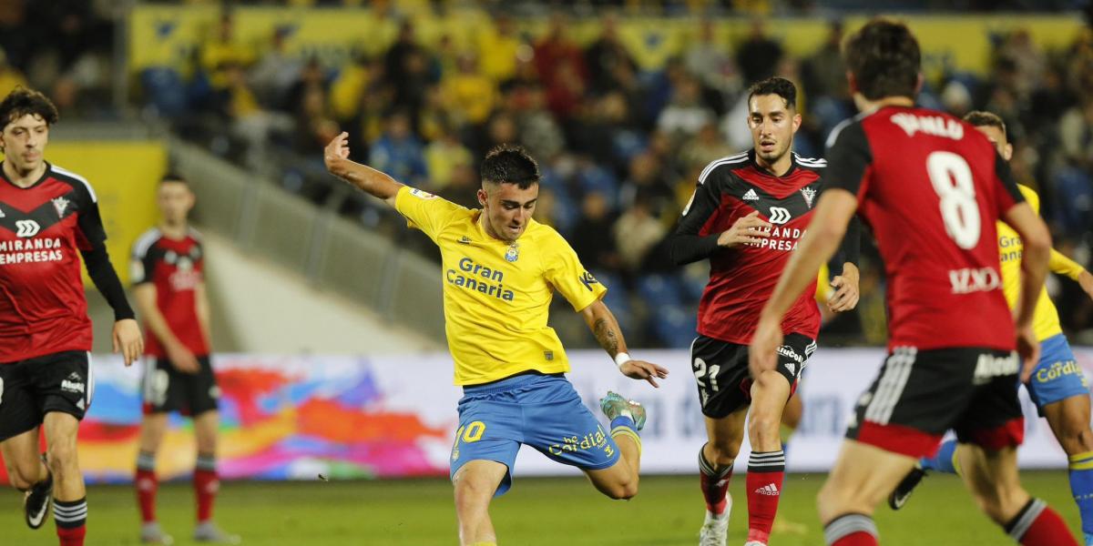 Las Palmas remonta al Mirandés y duerme líder
