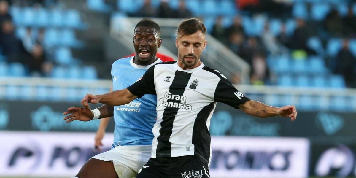 Las Palmas se encarama al liderato y hunde un poco más al Ibiza