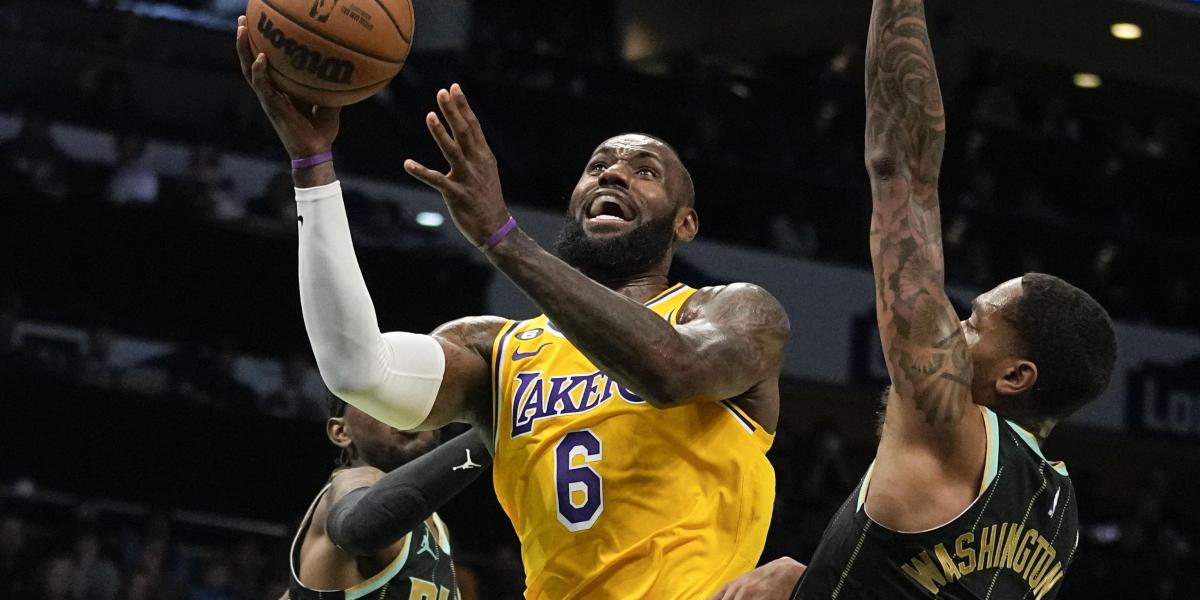 LeBron iguala a Michael Jordan e inyecta más esperanza a los Lakers
