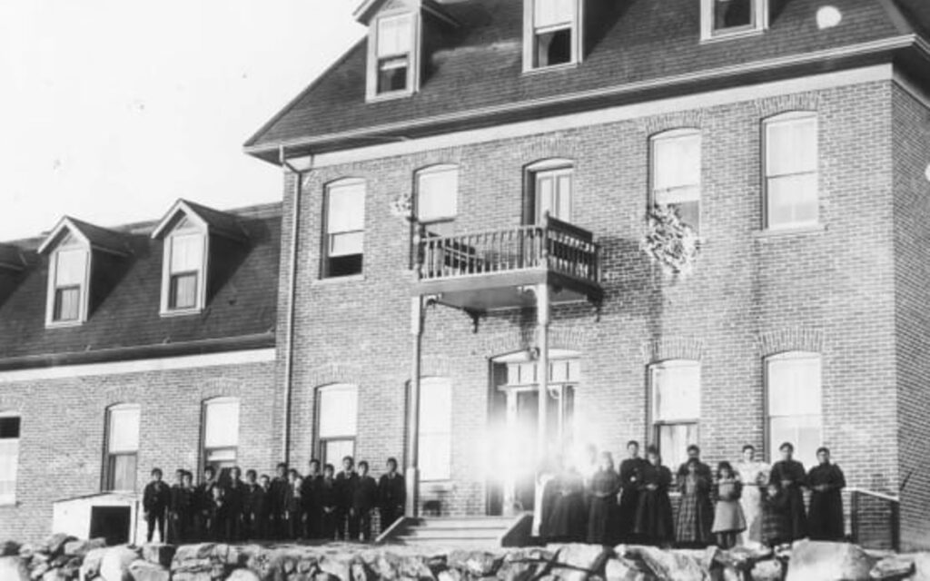 Localizan más de 170 posibles tumbas de niños en antigua escuela | Canadá