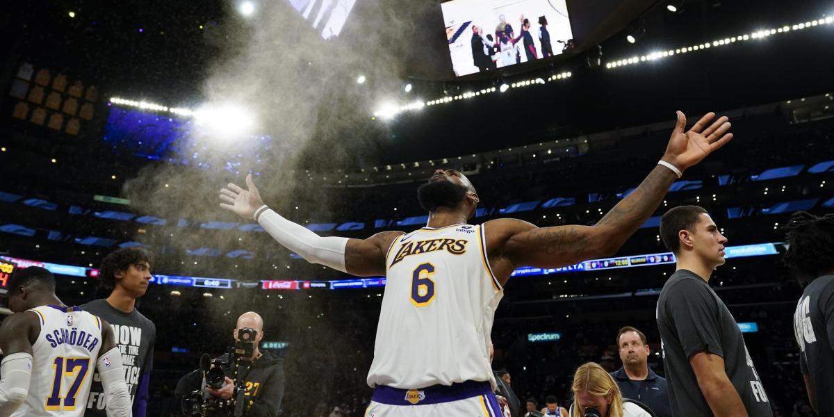 Los Lakers pierden en una noche histórica de LeBron