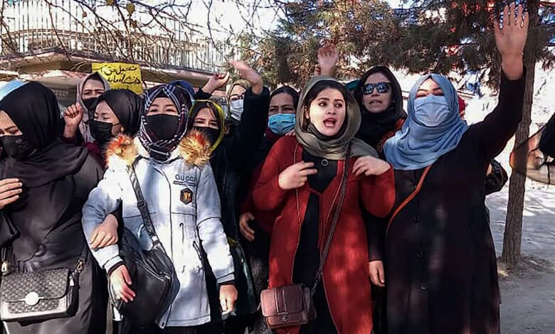 Los talibanes acosan a universitarias afganas en sus casas para forzarlas al matrimonio: “Tiraron a mi padre como a un animal”