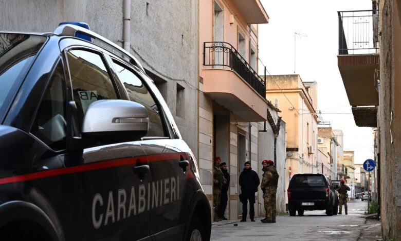 Los tres pisos del capo Messina Denaro: cajas vacías, ropa de lujo y un póster de ‘El Padrino’