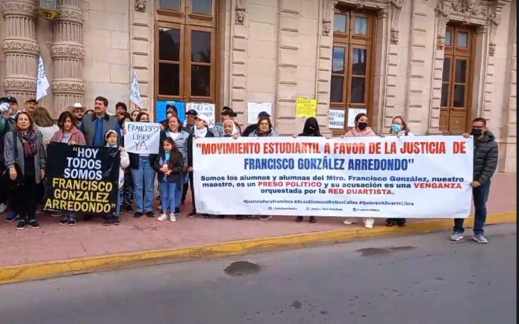 Marchan estudiantes en apoyo de exfiscal anticorrupción detenido en Chihuahua