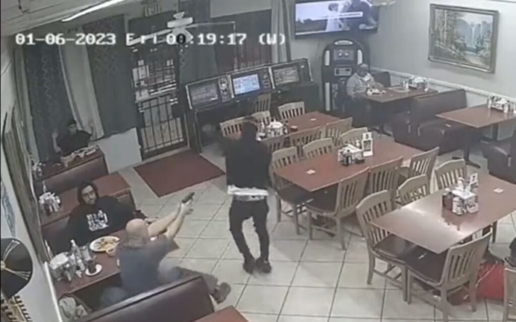 Mató a asaltante y devolvió dinero a víctimas; ahora lo busca la policía