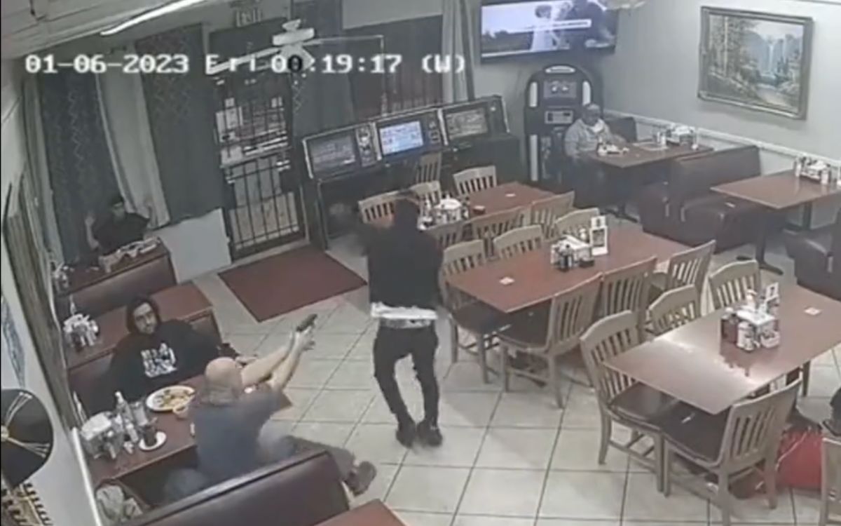 Mató a asaltante y devolvió dinero a víctimas; ahora lo busca la policía