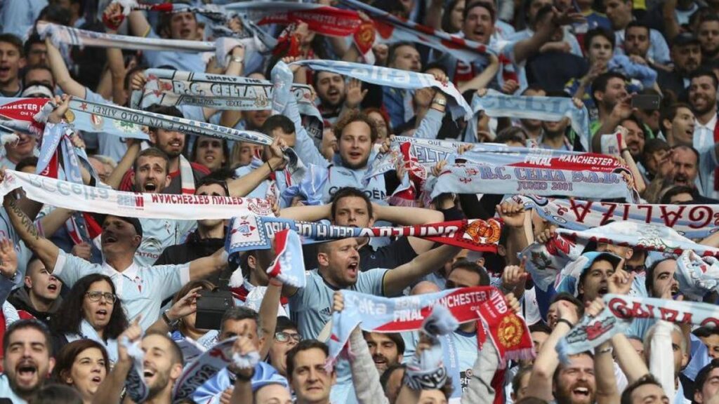 Miles de aficionados reciben al Celta a su llegada a Balaídos