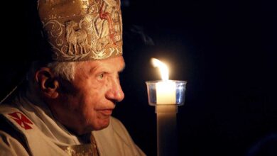 Miles de fieles despiden al papa Benedicto XVI en la basílica de San Pedro