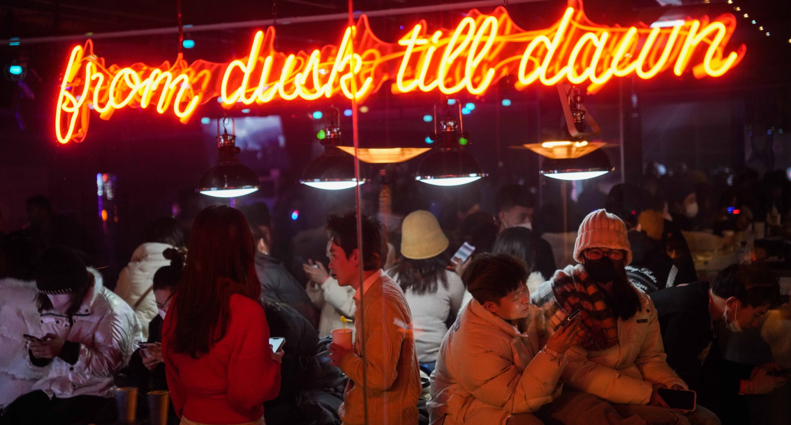 Multitud china celebraba sin restricciones el fin de año pese a la mortal ola de contagios de COVID-19, según fuentes