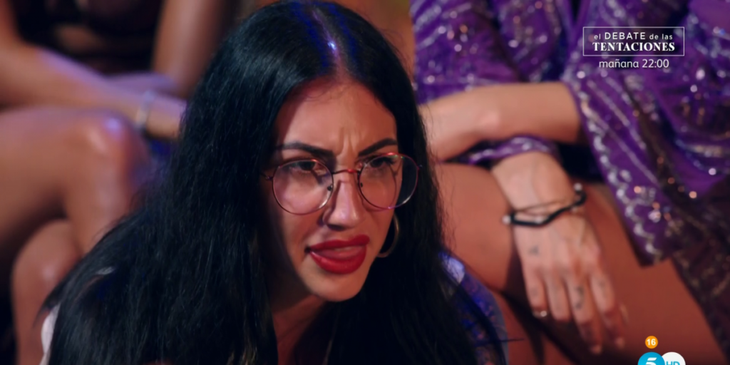 Naomi, en 'shock' al ver cómo Adrián se masturba tras estar con las tentadoras