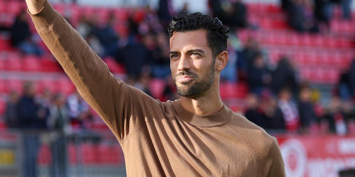 Pablo Marí reapareció dos meses después de ser apuñalado